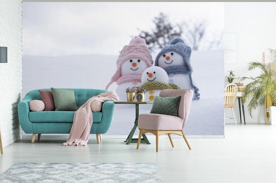 Papier peint Papier peint photo en vinyle - Une famille de poupées de Noël sur le paysage enneigé largeur 360 cm x hauteur 240 cm - Tirage photo sur papier peint (disponible en 7 tailles)