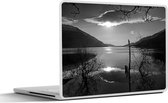Laptop sticker - 10.1 inch - Zonsopgang over het Loch Lomond meer in Schotland - zwart wit - 25x18cm - Laptopstickers - Laptop skin - Cover