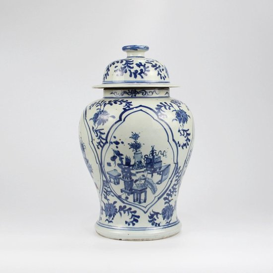 Blauw-witte porseleinen gemberpot met deksel, handgeschilderd met bloemen en taferelen.
