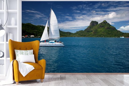 Behang - Fotobehang Zeilboot vaart langs de groene kust - Breedte 390 cm x hoogte 260 cm