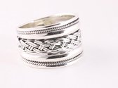 Brede zilveren ring met vlechtmotief en kabelpatronen - maat 19