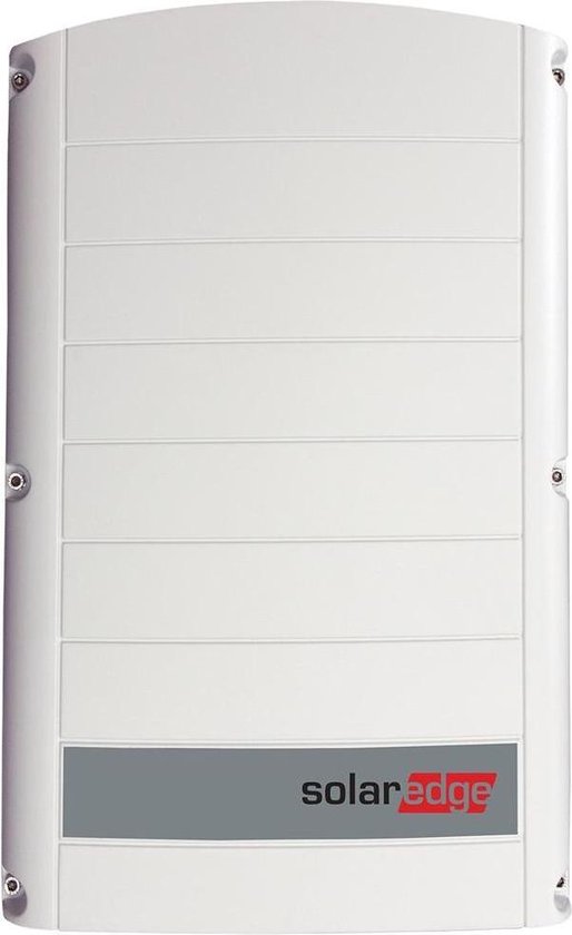 Witte SolarEdge omvormer met horizontale lijnen en een grijs vlak met het SolarEdge logo.