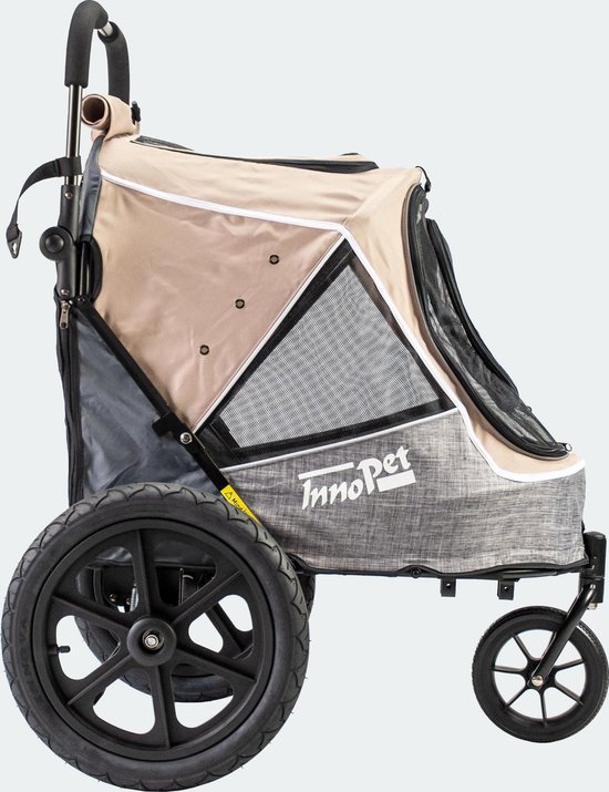 Beige en grijze hondenbuggy met grote luchtbanden, in de kleuren beige en grijs.