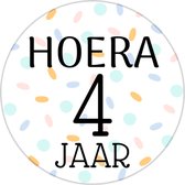 Traktatiestickers Hoera 4 Jaar - Stickervel - Cadeausticker - Wensetiket - Rond 40 mm - Sluitsticker - 20 stuks - Wit Pastel Groen Geel Roze Groen Blauw Paars Confetti - Sticker 4e