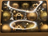 Kerstboom Goud Piek + een kerst Familie + goud strik +goud 27 ballen +goud 3x glanzende ijspegels +50 Haakjes
