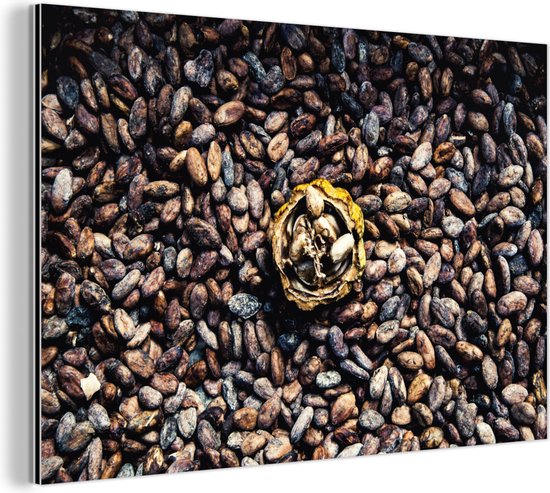 Wanddecoratie Metaal - Aluminium Schilderij Industrieel - Close up van donkere cacaobonen rond de peulenschil - 30x20 cm - Dibond - Foto op aluminium - Industriële muurdecoratie - Voor de woonkamer/slaapkamer
