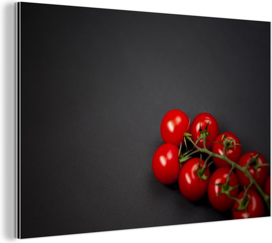 Wanddecoratie Metaal - Aluminium Schilderij Industrieel - Glimmende tomaten op een zwarte achtergrond - 60x40 cm - Dibond - Foto op aluminium - Industriële muurdecoratie - Voor de woonkamer/slaapkamer