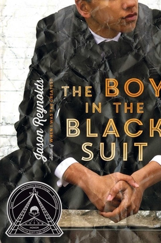 Boek "The Boy in the Black Suit" van Jason Reynolds. Een jongen in een zwart, gekreukeld pak.