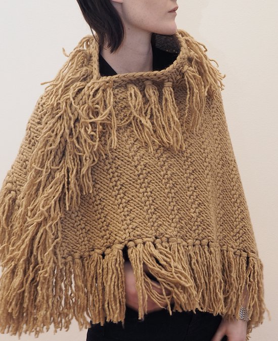 YELIZ YAKAR - Poncho tricoté à la main de Luxe pour femmes "Wabi Sabi VII" - Couleur beige - Forme asymétrique - vêtements de marque