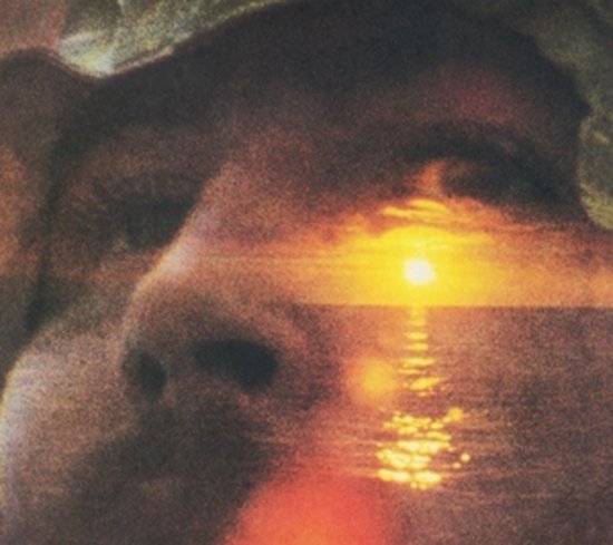 Albumcover met dubbele belichting: een close-up van een gezicht met een zonsondergang op zee eroverheen.