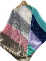 Handgebreide omslagdoek in streeppatroon. Gebreide driehoeksjaal, vegan schouderdoek, blauw, lila, kiezel, groen, turquoise, roze strepen