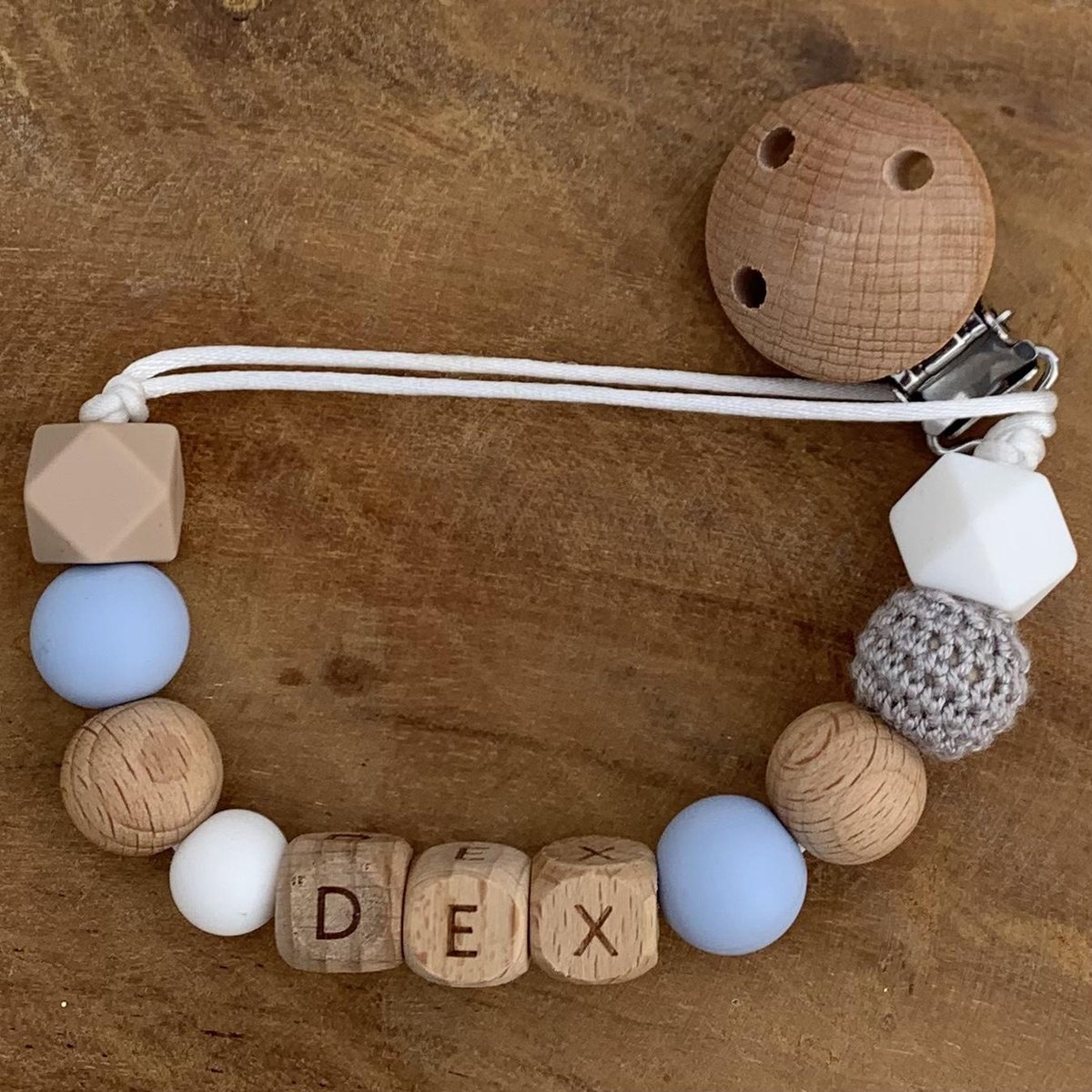 Goedkoopste Speenkoord met naam | Gepersonaliseerd | Blauw - Hout | Kraamcadeau | Baby | Speenclip | Speenketting | Bebbes
