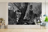 Behang - Fotobehang Heldere avond in de Nederlandse stad Utrecht - zwart wit - Breedte 330 cm x hoogte 220 cm