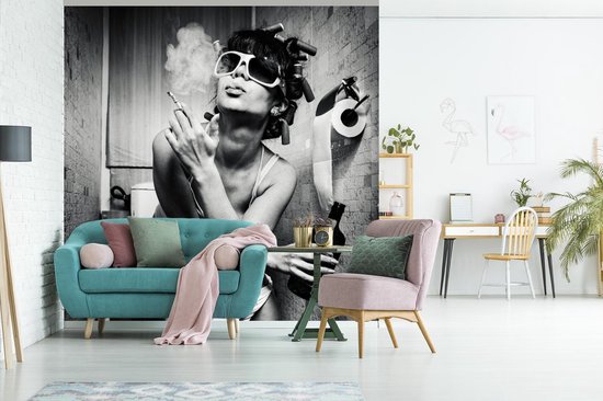 Papier peint - Papier peint photo Femme - Boisson - Zwart - Wit - Largeur 260 cm x hauteur 260 cm