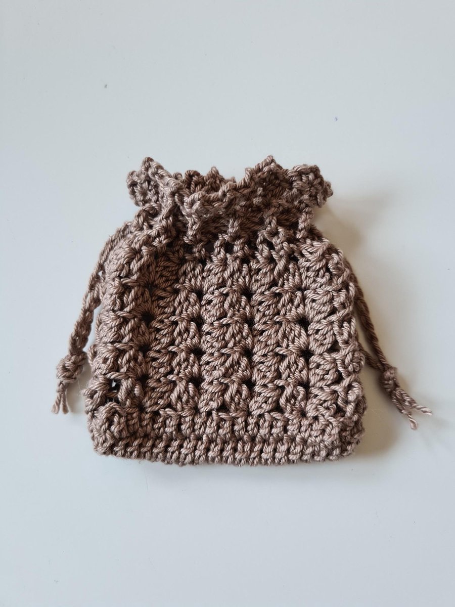 Haaksels&Kralen - Geurzakje gehaakt - exclusief amberblokje - woonaccessoire - kleur taupe