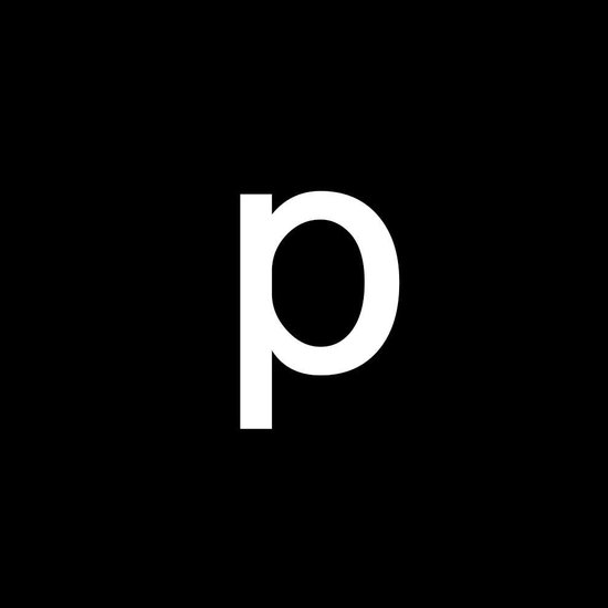 Witte huisnummer letter 'p' van 6cm hoog op een zwarte achtergrond.