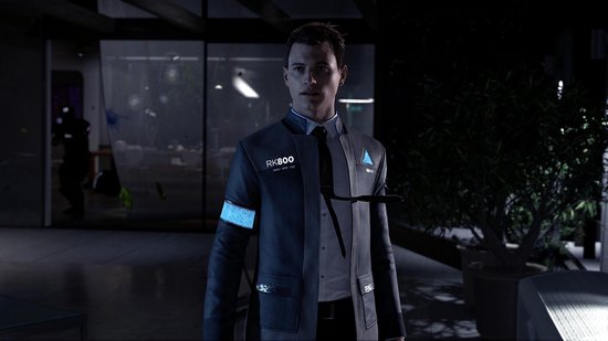Man in grijs pak met blauwe accenten en 'RK800', een mes in zijn borst.