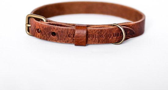 Bruin leren hondenband met oud messing gesp. 'COOPER & QUINT' in reliëf.