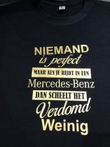 T-shirt Niemand is perfect maar als je rijdt in een Mercedes scheelt het verdomd weinig. Gouden opdruk. Maat M