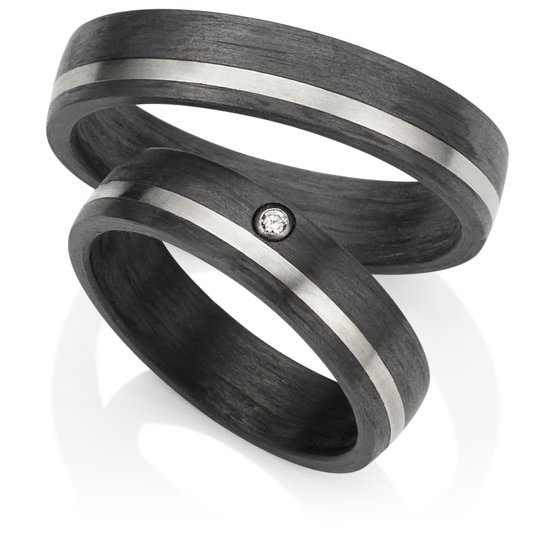 Ring van carbon met een strakke titanium lijn met 1 briljant