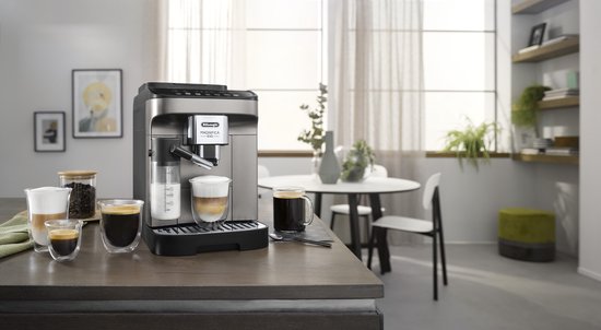De'Longhi Magnifica EVO volautomatische espressomachine in titanium zwart, met koffie en melk.