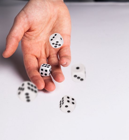 Speelgoed spellen Dobbelstenen - 6x stuks - wit/zwart - kunststof - Dobbelen - Spelletjes