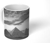 Mok - Piramiden van Gizeh in Egypte tijdens zonsondergang - zwart wit - 350 ML - Beker
