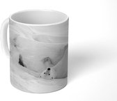 Mok - Speels rollende ijsbeer in de sneeuw - zwart wit - 350 ML - Beker