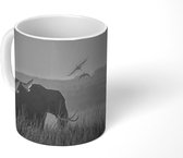 Mok - Olifant staat in veld met hoog gras - zwart wit - 350 ML - Beker