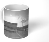 Mok - Zonsopkomst boven geel gebouw in Brunei - zwart wit - 350 ML - Beker
