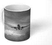 Mok - Vliegtuig in een donkere lucht - zwart wit - 350 ML - Beker
