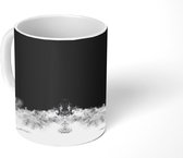 Mok - Een wolk van stof op een zwarte achtergrond - 350 ML - Beker