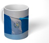 Mok - Wapperende vlag van Guatemala - 350 ML - Beker