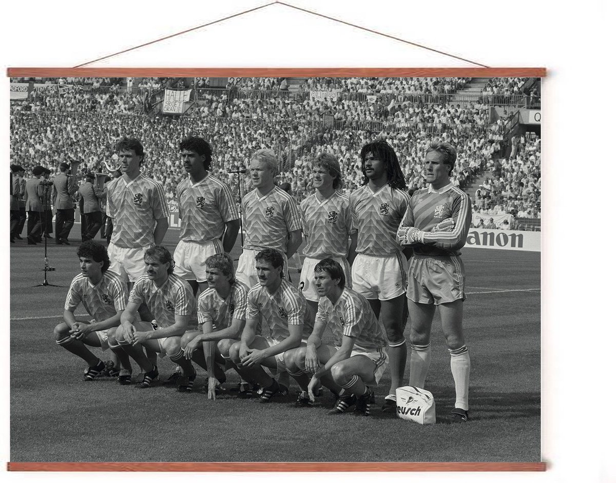 Esque Poster In Posterhanger - Elftalfoto EK '88 - 50x70 cm - Voetbal Zwart Wit - Kader Hout - Ophangsysteem - Van Basten