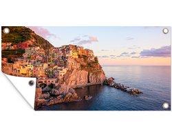Schuttingposter Een oranje gekleurd Cinque Terre door de laagstaande zon in Italië - 200x100 cm - Tuindoek