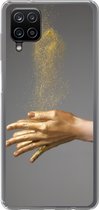 Geschikt voor Samsung Galaxy A12 hoesje - Vrouw met goud geverfde handen en een wolk van glitters - Siliconen Telefoonhoesje