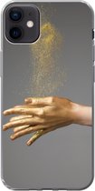 Geschikt voor iPhone 12 mini hoesje - Vrouw met goud geverfde handen en een wolk van glitters - Siliconen Telefoonhoesje