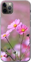 Geschikt voor iPhone 12 Pro Max hoesje - Bloemen - Buiten - Roze - Siliconen Telefoonhoesje