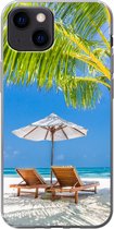 Geschikt voor iPhone 13 mini hoesje - Palmboom - Strandstoel - Parasol - Siliconen Telefoonhoesje