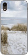Geschikt voor iPhone XR hoesje - Noordzee - Duinen - Water - Siliconen Telefoonhoesje