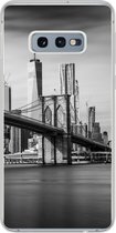 Geschikt voor Samsung Galaxy S10e hoesje - Architectuur - New York - Brooklyn Bridge - Water - Zwart wit - Siliconen Telefoonhoesje
