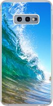 Geschikt voor Samsung Galaxy S10e hoesje - Een close-up van een golf die breekt voor de kust van Hawaii - Siliconen Telefoonhoesje