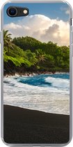 Geschikt voor iPhone SE 2020 hoesje - Een zwart zandstrand van Hawaii - Siliconen Telefoonhoesje