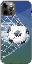 Geschikt voor iPhone 12 Pro hoesje - Een illustratie van een voetbal in het net -Jongens - Meisjes - Kinderen - Siliconen Telefoonhoesje
