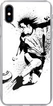 Geschikt voor iPhone Xs hoesje - Een illustratie van een persoon die een voetbal richting doel schiet - Jongens - Jongetje - Kind - Siliconen Telefoonhoesje