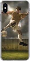 Geschikt voor iPhone Xs hoesje - Een illustratie van een voetballer die tegen de bal schopt - Jongens - Jongetje - Kids - Siliconen Telefoonhoesje