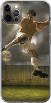 Geschikt voor iPhone 12 Pro Max hoesje - Een illustratie van een voetballer die tegen de bal schopt - Jongens - Jongetje - Kids - Siliconen Telefoonhoesje