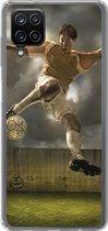 Geschikt voor Samsung Galaxy A12 hoesje - Een illustratie van een voetballer die tegen de bal schopt - Jongens - Jongetje - Kids - Siliconen Telefoonhoesje