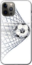 Geschikt voor iPhone 13 Pro hoesje - Een illustratie van een voetbal die het doel in gaat - Jongetjes - Meisjes - Kids - Siliconen Telefoonhoesje