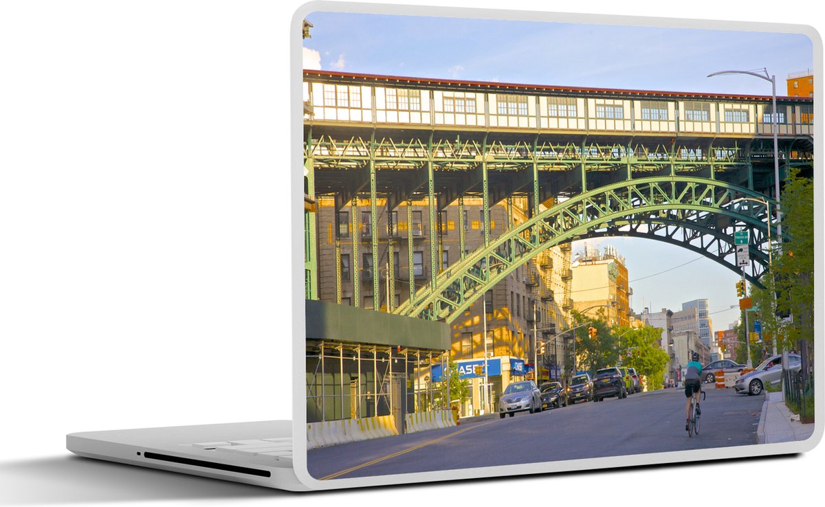 Afbeelding van product SleevesAndCases  Laptop sticker - 15.6 inch - Wielrenner op de drukke wegen in Harlem